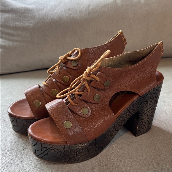 Free People Brown Leather Platform Farrah Heels Wood Carved Boho SZ  EU 41 - Picture 1 of 11